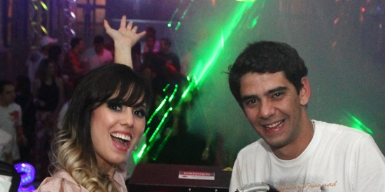 Os deejays Aline Rocha e João Camilo comandaram as picapes na festa First Class que rolou no sábado 
